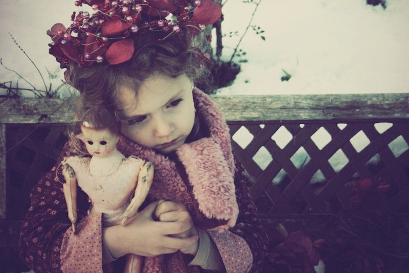 Картинка девочка с куклой. Куклы для девочек. Девочка обнимает куклу. Девочка с куклой в руках. Маленькая девочка с куклой.