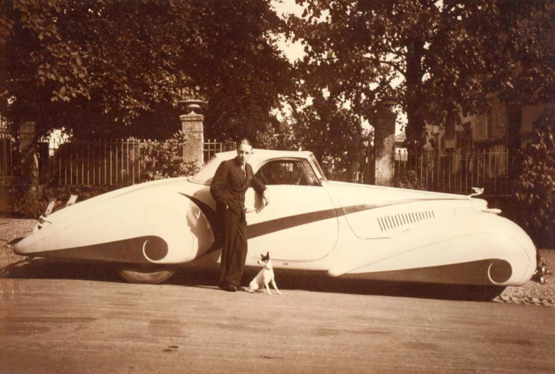 Швейцарский плейбой Филипп Барро на фоне своего Кадиллака Hartmann 1937г.в. 