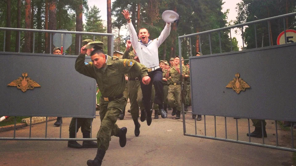 С днем армии. Выходные военнослужащим. Выходные военнослужащим. Дополнительные сутки отдыха для военнослужащих. Военный стол.