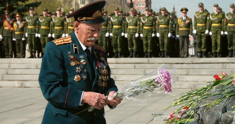 Челябинск.  Участник Народно-освободительной борьбы народа Югославии Милован Ильич Ковачевич  у Вечного огня.