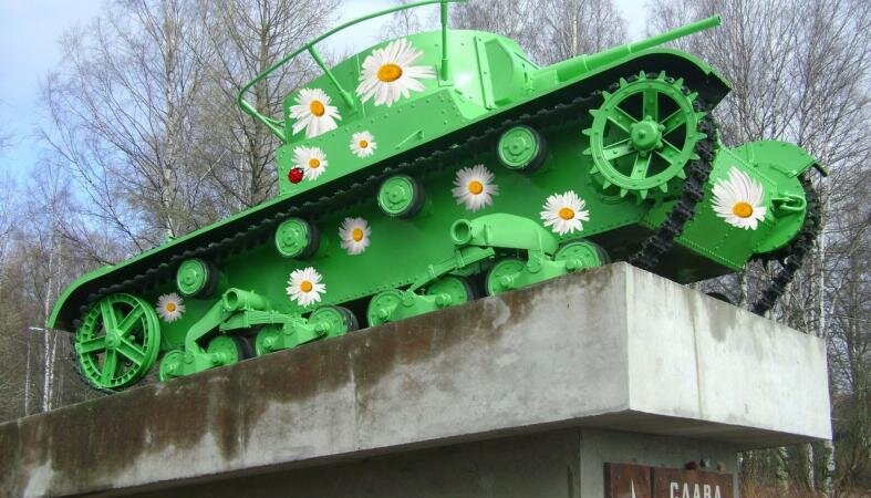фото - фотошоп для иллюстрации. Не пугайтесь. Просто в Карелии власти покрасили танк зачем-то в ядовито - зеленый цвет, ну а местные умельцы развлекались как могли, пока танк не перекрасили в нормальный темно - зеленый колер.  