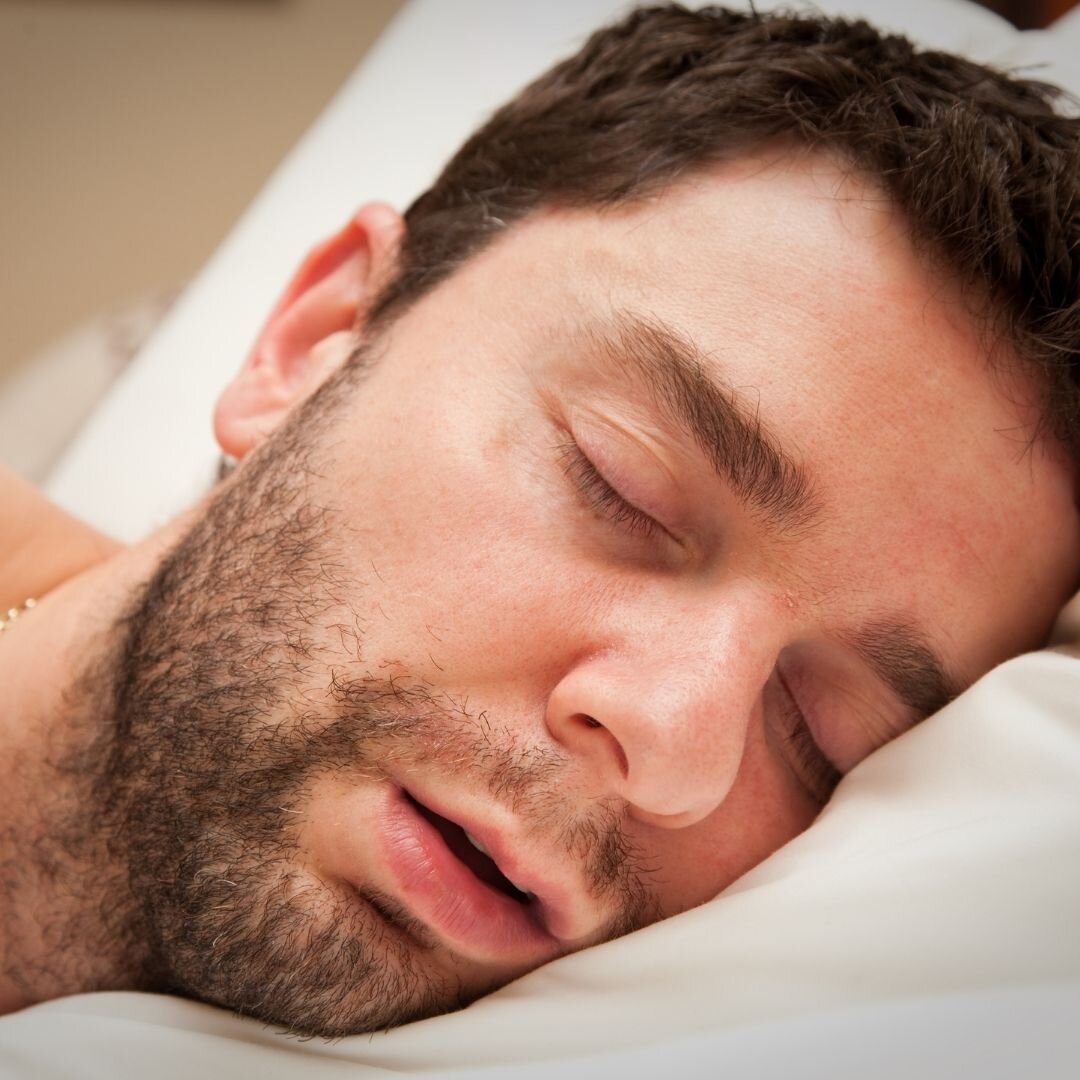 Сонник спящие мужчины. Спящее лицо. Спящее мужское лицо. Сонный мужчина.