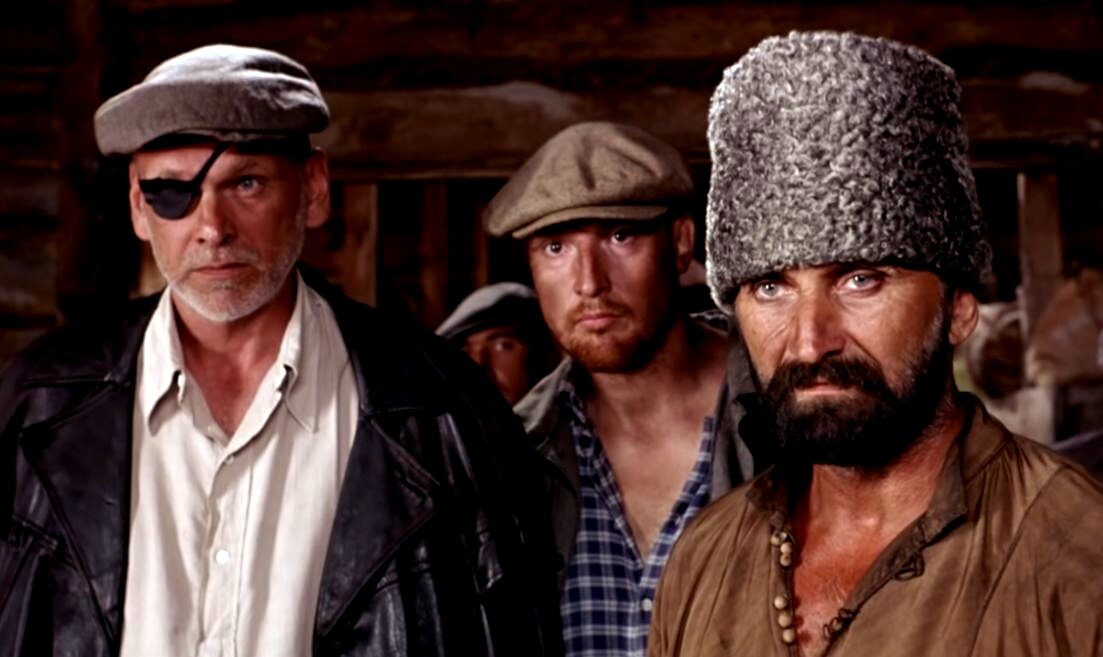 Актер, игравший роль беспредельщика по кличке "Салавар" (слева) в фильме "Фартовый"