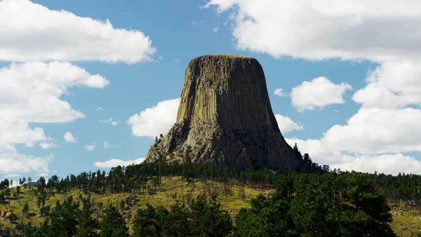 Вообще-то это гора...а может окаменевший пень?