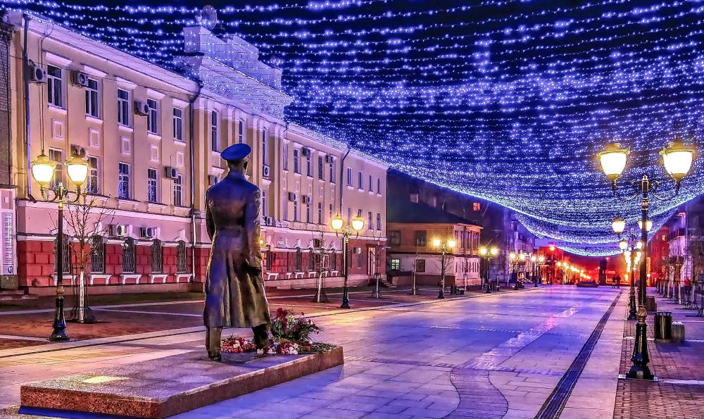 Бульвар Гагарина Брянск. Площадь Гагарина Брянск. Памятник на бульваре Гагарина Брянск. Площадь Ленина Брянск ночь.