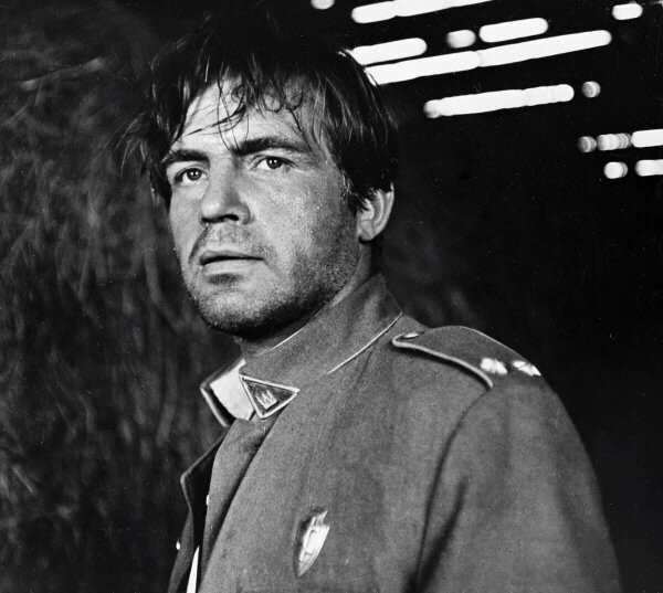 Л.Норейка в роли  бандита в культовом фильме "Никто не хотел умирать".    фото; картинки  яндекса. 