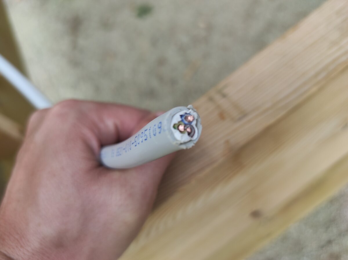 Электрик показал, какие кабеля использовать для монтажа электропроводки ...