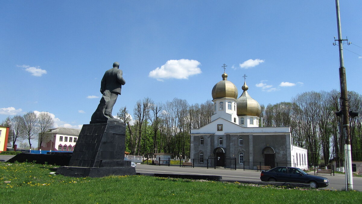 Воскресенская церковь и Ленин, Кричев, Беларусь.