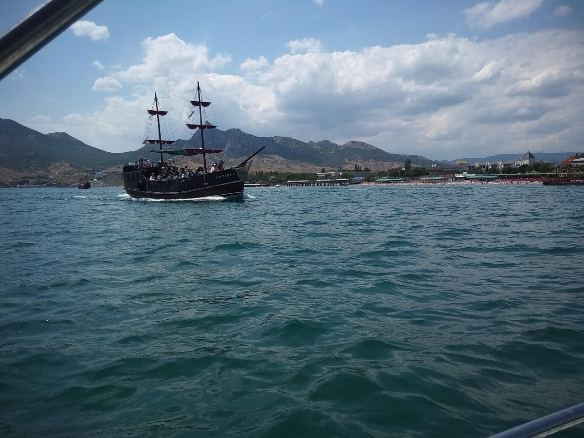 Крым это прекрасное место для отдыха . преодолев долгие 17 часов пути , мы прибыли на отдых . Первое что мы посетили это Феодосия .