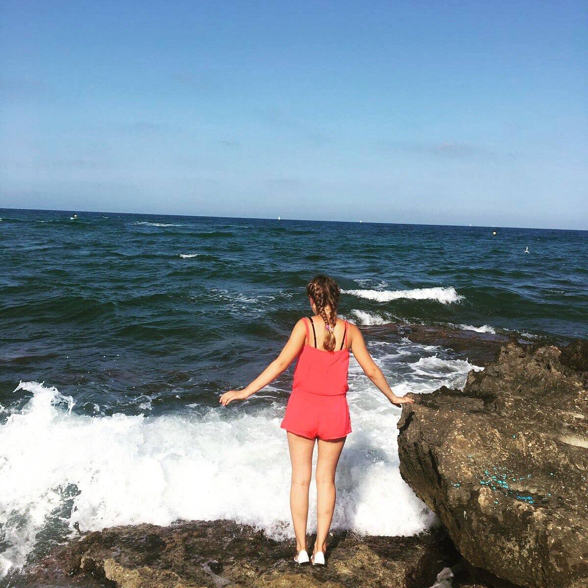 Любуюсь камушками и морем, зная, что они достались мне почти бесплатно 😂