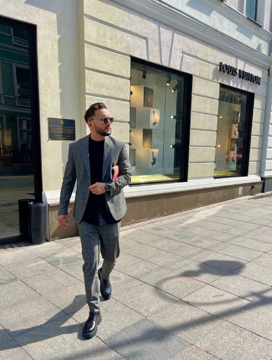 Однажды я понял , что мой круг общения формирует мое мышление, а как следствие мою реальность. 

Никто об этом не задумывается , но у каждого из нас своя реальность , которую мы ежедневно с вами формируем. 

Например сейчас в моем окружении исключительно проактивные люди , которые создают различные проекты , постоянно учатся, а главное не ноют и не жалуются на жизнь. 

А раньше в моей жизни были люди , которые постоянно винили всех вокруг, ругали правительство жаловались на высокие цены , низкие зарплаты, плохие дороги , плохую работу и т.д.

А вся разница в том, что для одних существуют постоянные проблемы, а для других существуют постоянные задачи, решение которых является образом жизни. И чтобы научиться воспринимать проблемы , как задачи нужно начать руководствоваться в своей жизни законом "Дело во мне".

И сегодня , я хочу вас познакомить с одним из таких людей. Эта прекрасная девушка на фото Светлана Малик @svet.malik, она финансовый аналитик. 
✔️12 лет опыта в постановке и автоматизации учёта 
✔️Работала с компаниями "Росатом", "Ростех", "Почта России".
✔️За 2019-2020 г. проверила и оцифровала более 200 участников личного наставничества @ayazshabutdinov

Поэтому , если вы хотите сформировать для себя правильную реальность , то для начала возьмите себе за правило:
- если кто-то в вашем окружении начинает ныть и жаловаться на жизнь уберите их из своей жизни и не втягивайтесь в общении с ними. 
- окружите себя успешными людьми подпишитесь на них , смотрите чем они занимаются, читайте книги , которые они рекомендуют
- благодарите себя за то , что вы живёте во времена возможностей и можете выбирать то , чем вы хотите заниматься без каких-либо ограничений.

Ну и самое главное начните уже жить так , как вы хотите , а не писать черновик своей жизни. Ведь жизнь это ведь не компьютерная игра пройти заново этот уровень у вас не выйдет. 

Сделайте шаг навстречу изменениям и у вас всё получится.