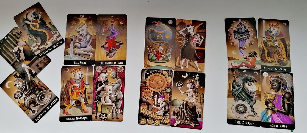 4 карты слева - позиция женщины, справа - мужчины, посередине - ситуация на самом деле, 3 боковые карты - совет.