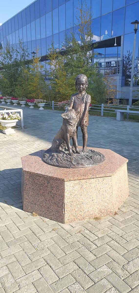 Памятник в аэропорту Якутска