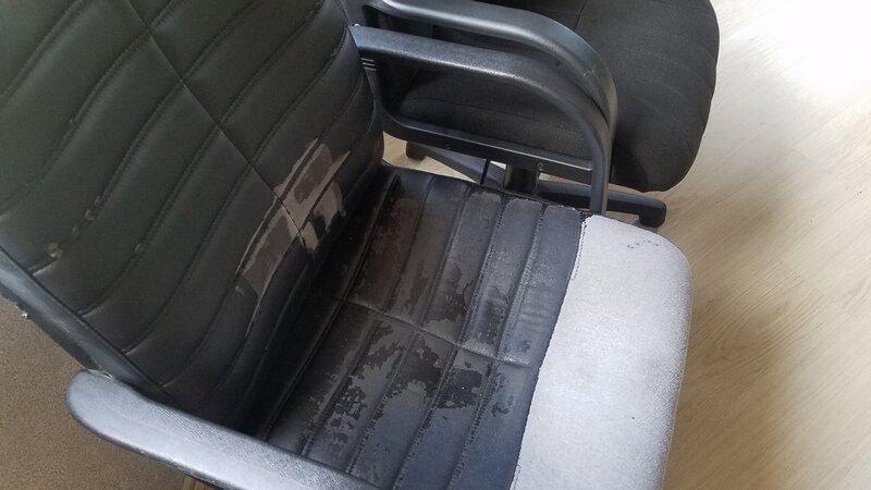 Старое кресло рядом с новым