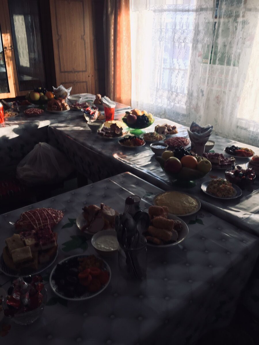 Стол валится от еды 