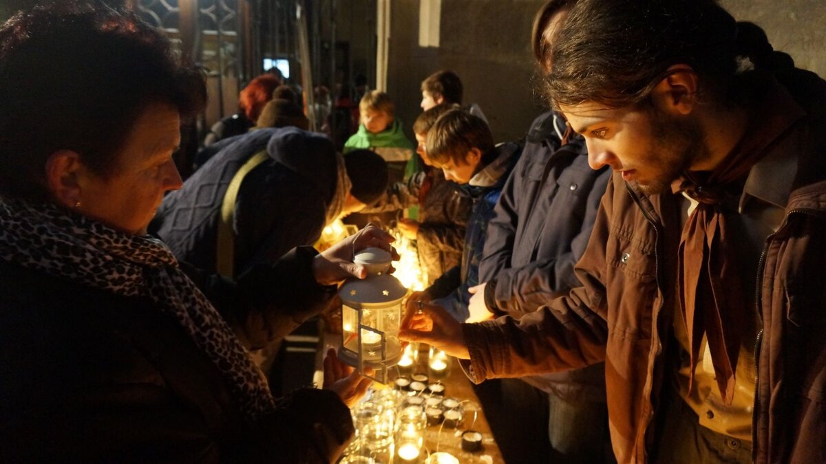 Фото с сайта regionplzen.cz - раздача вифлеемского огня