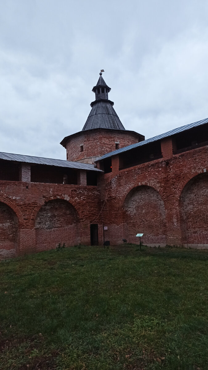 А это вид снизу ноябрьским вечером