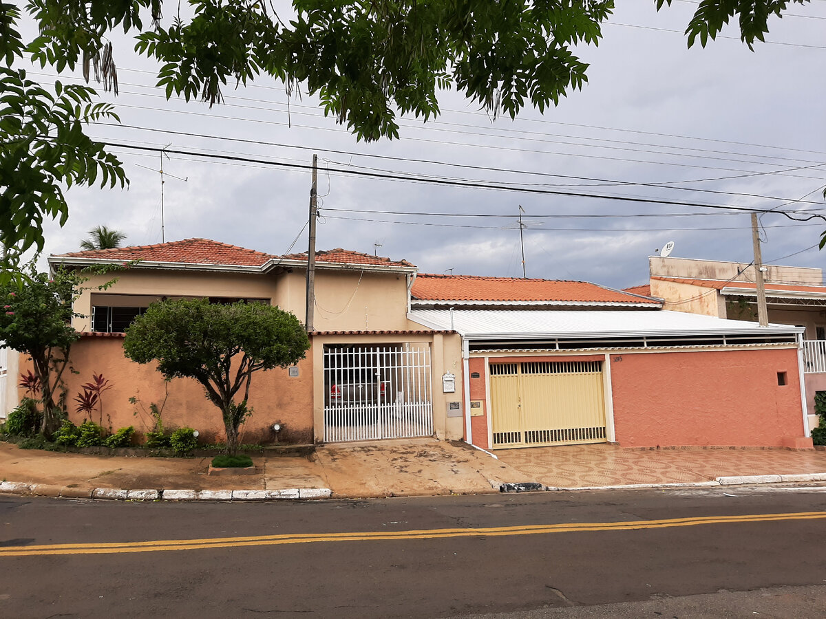 Дома прильнули друг к другу вплотную.