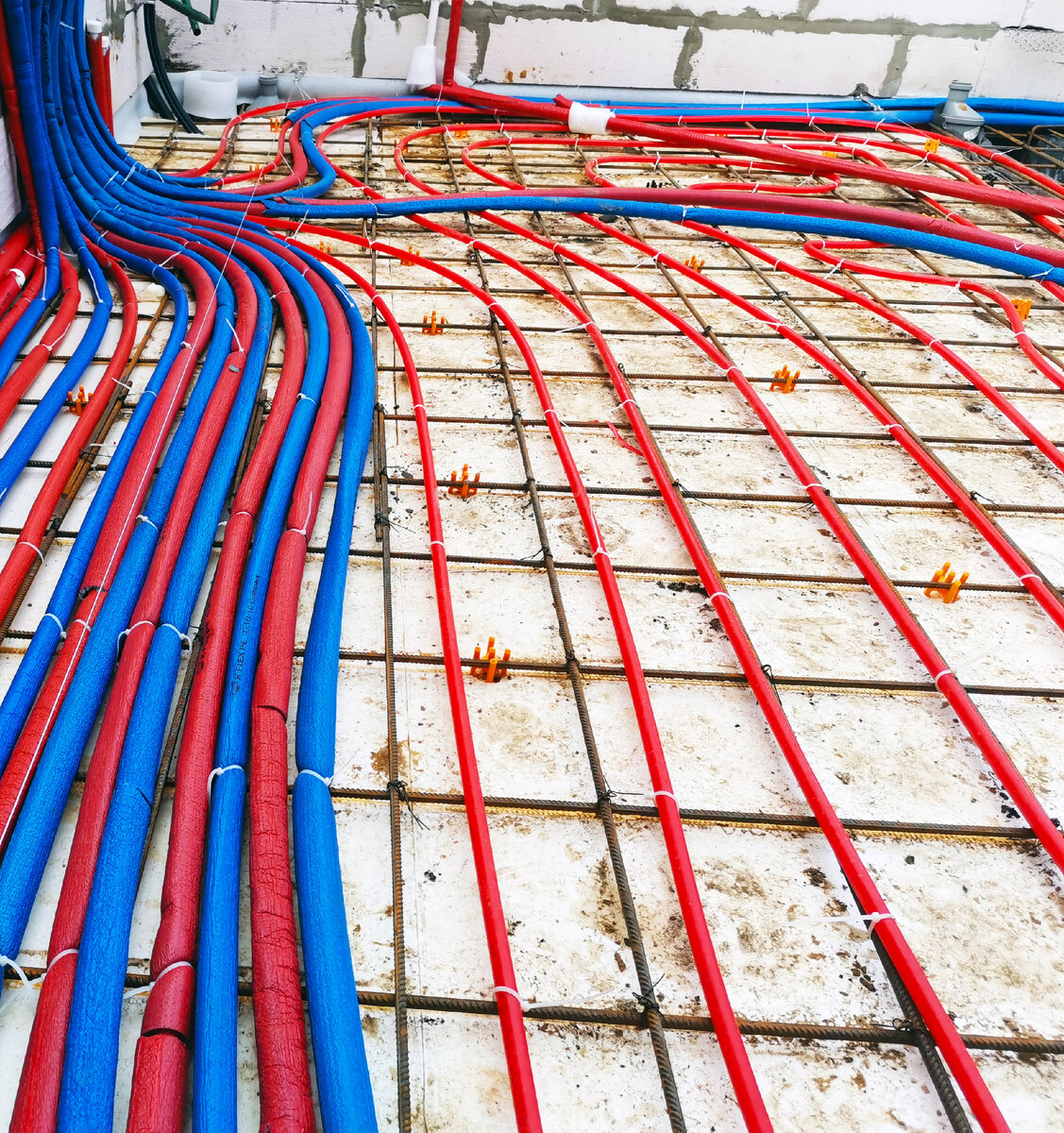 Трубы в изоляции - это трассы в другие комнаты. Фото с другого объекта