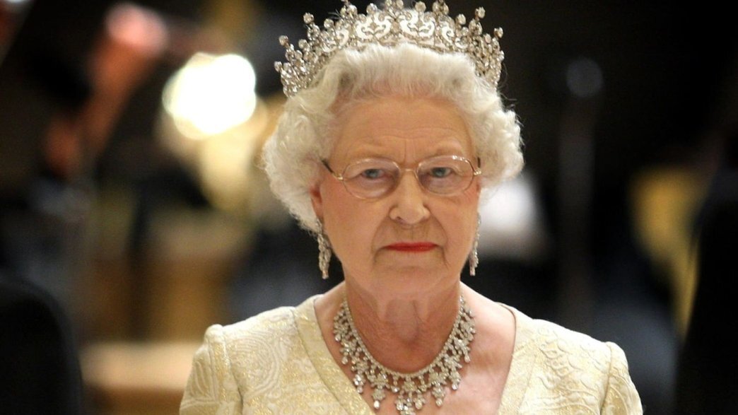 95-летняя королева Великобритании Елизавета II сдала положительный тест на коронавирус. Об этом сообщили в Букингемском дворце, передает Sky News.