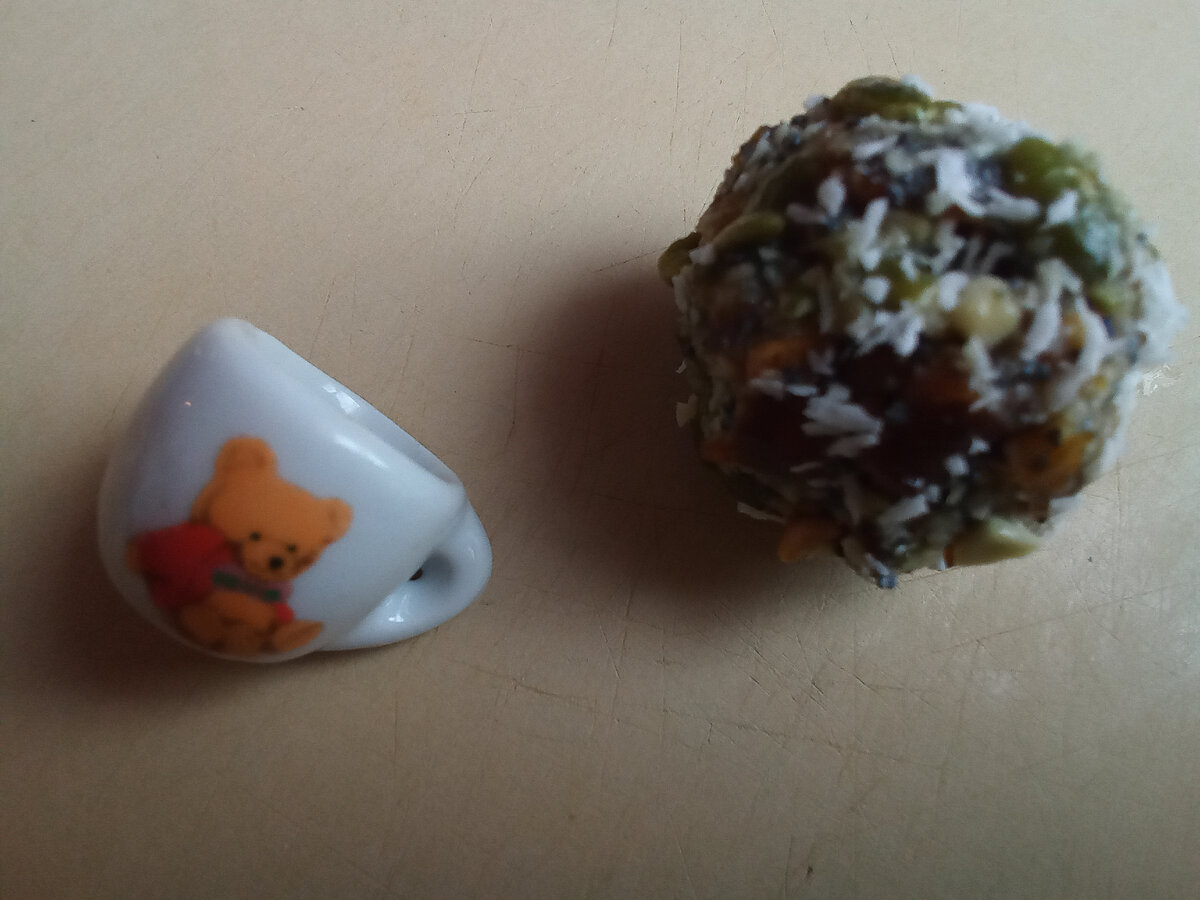 Это не конфета такая большая, это чашечка детская, примерно 1 см! А конфетка с грецкий орех!