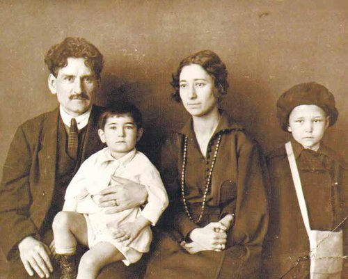 Сарьян с женой Лусик и детьми, Саркисом и Лазарем после переезда в Ереван. Источник Источник https://kg-rostov.ru