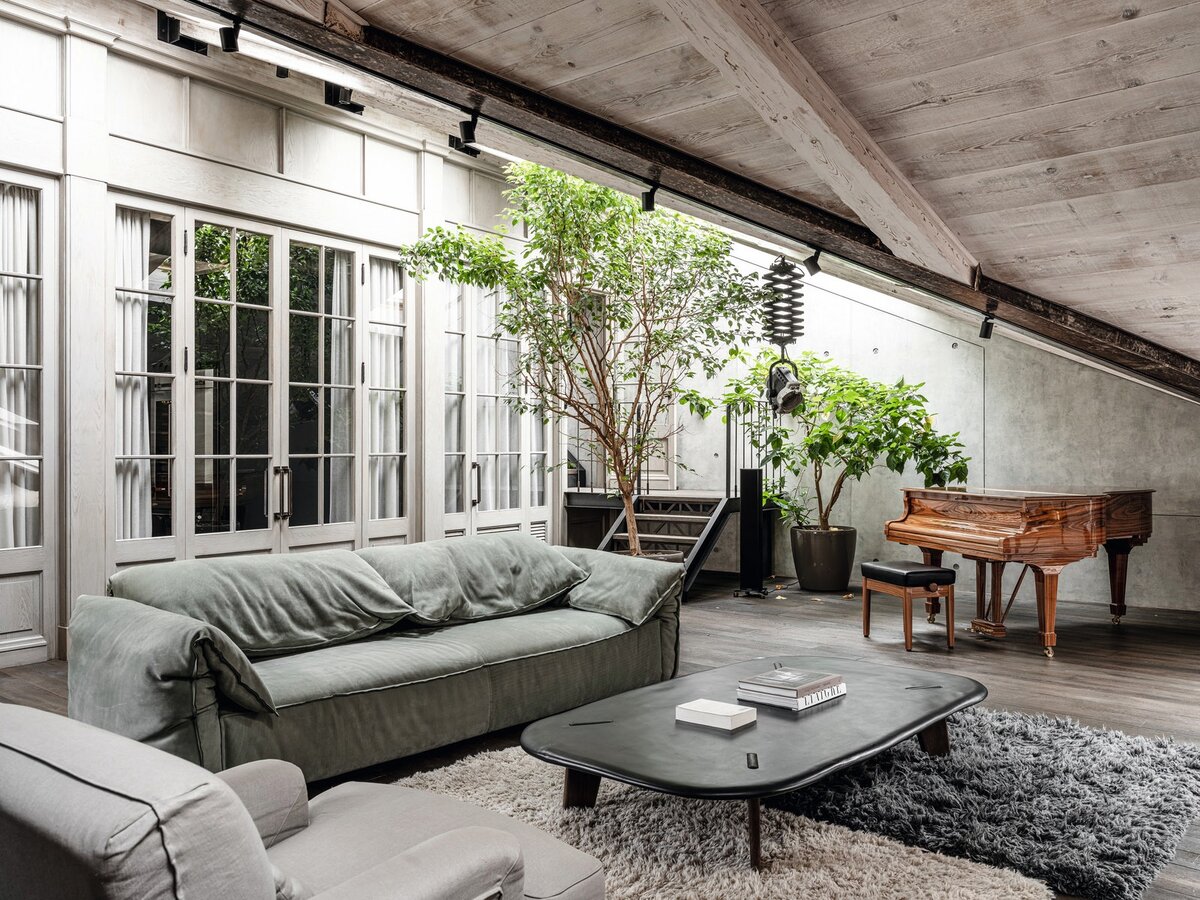 Гостиная. Стол из сланца, Joris Van Apers; диван, Baxter; ковер, CC Tapis. На рояле марки Steinway играет хозяин дома. Перегородки сделаны по дизайну Дмитрия Розова в компании Art_mobiliere и им же собственноручно окрашены. Фото: Михаил Лоскутов