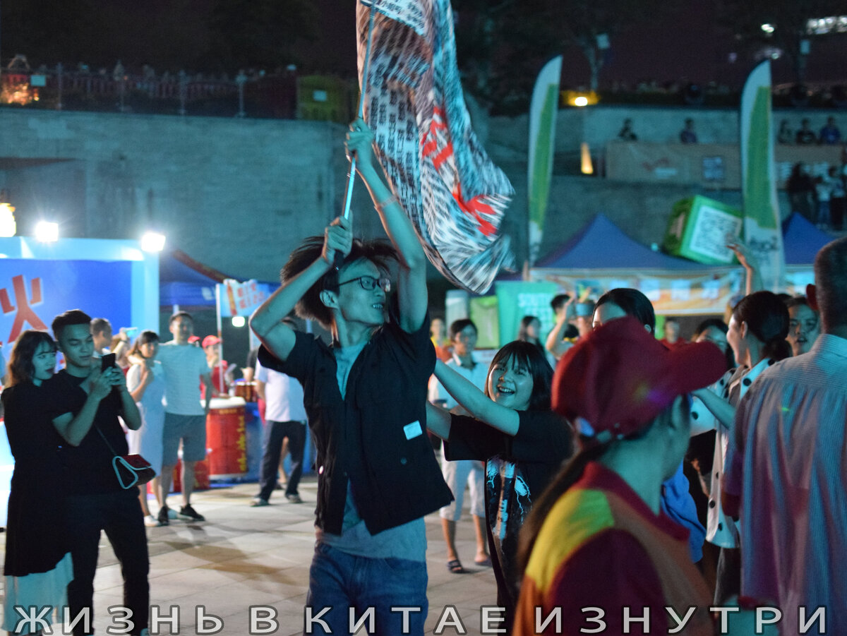 Китайцы на музыкальном концерте. Звали также потанцевать вместе 