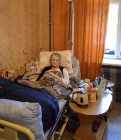 14 лет назад подопечная патронажной службы Обители милосердия Надежда сломала ногу. Какое-то время при помощи подручных средств она еще могла перемещаться по комнате, но потом сломалась и вторая нога. После этого она уже не вставала с кровати.