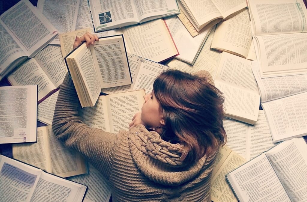 Почти что я, только вместо книг сейчас гугл.доки. Источник фото: zhurkamurkamagazine.ru