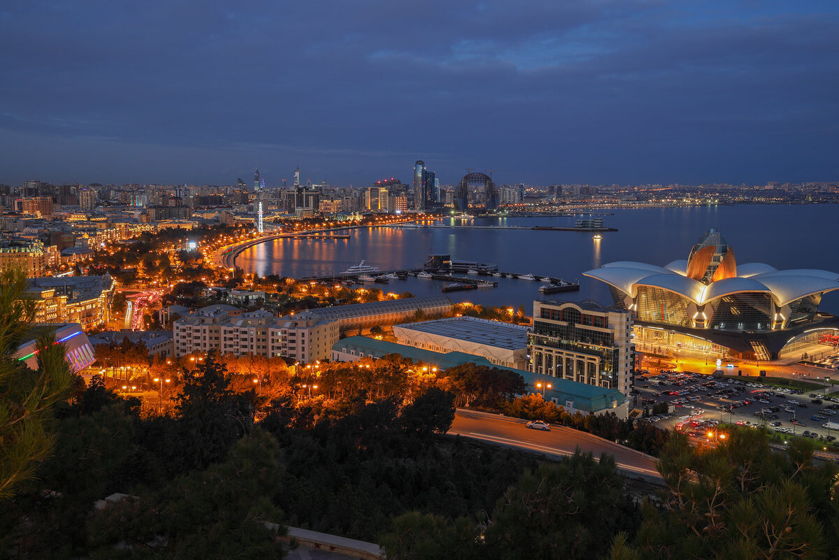 Вид с нижней площадки Нагорного парка Баку (Азербайджан)