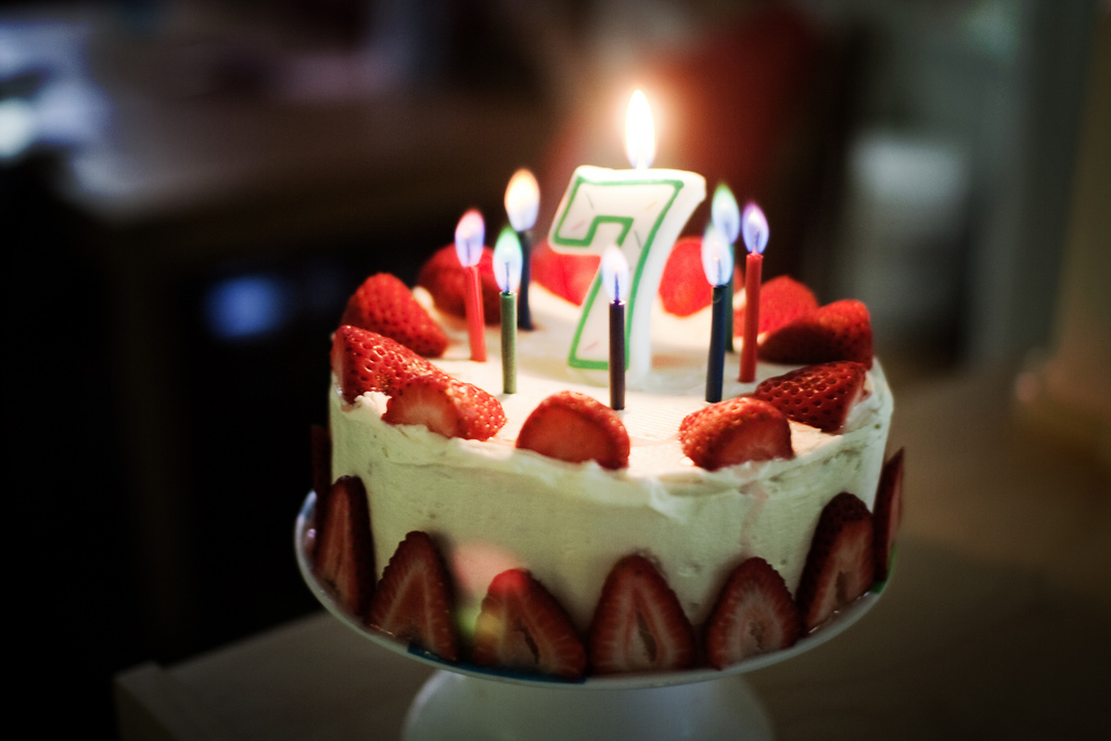Седьмое рождение. С днем рождения 7 лет. Торт на день рождения 7 лет. Тортик с семью свечками. Праздничный торт на день рождения 7 лет.