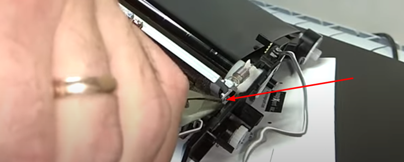 Отгибаем ушко ракеля