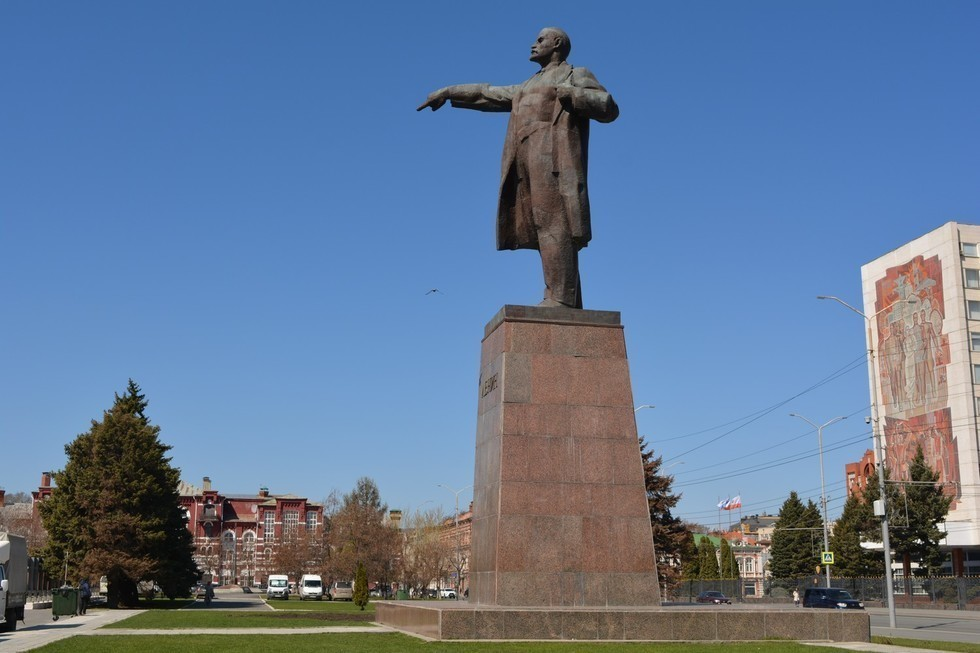 Площадь саратова. Памятник Ленину Саратов. Ленин памятник театралка Саратов. Ленин Театральная площадь Саратов. Памятник Ленину в Саратове на театральной площади.