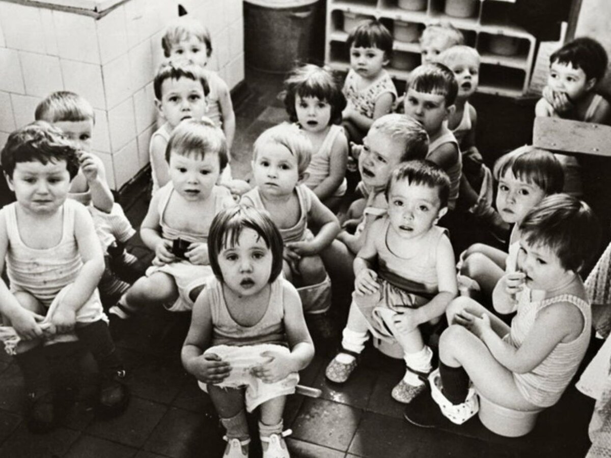 Дети на горшках в садике. Кварцевание детей в СССР детском саду. Дети в детском саду. Советские дети в детском саду. Дети в саду.