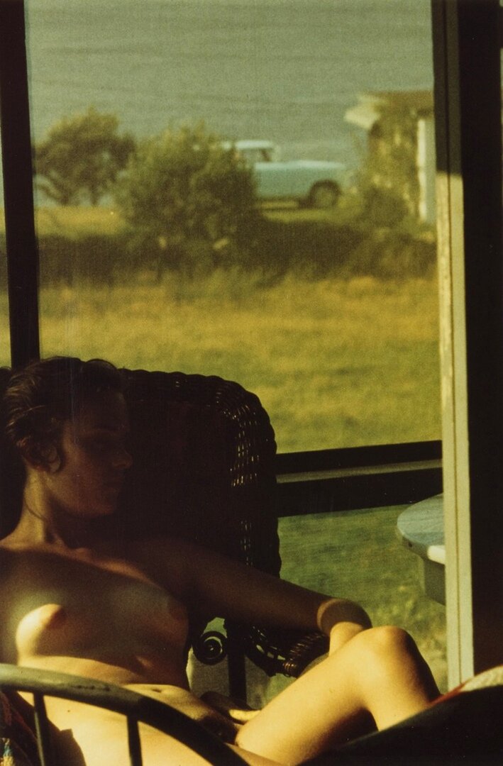 © Сол Лейтер / Saul Leiter Девушка с прикрытыми глазами, Лэйнсвилл, 1958. ( Фотография из свободного доступа )
