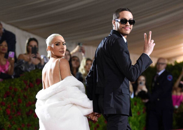 Ким Кардашьян и Пит Дэвидсон. Фото © ТАСС / AP / Evan Agostini