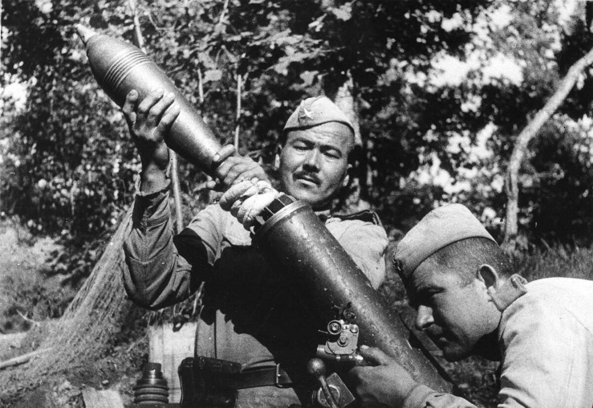 Наводчик миномета боец В.К. Севякин и заряжающий Х. Хантураев в боях на Брянской земле, 1943 // waralbum.ru