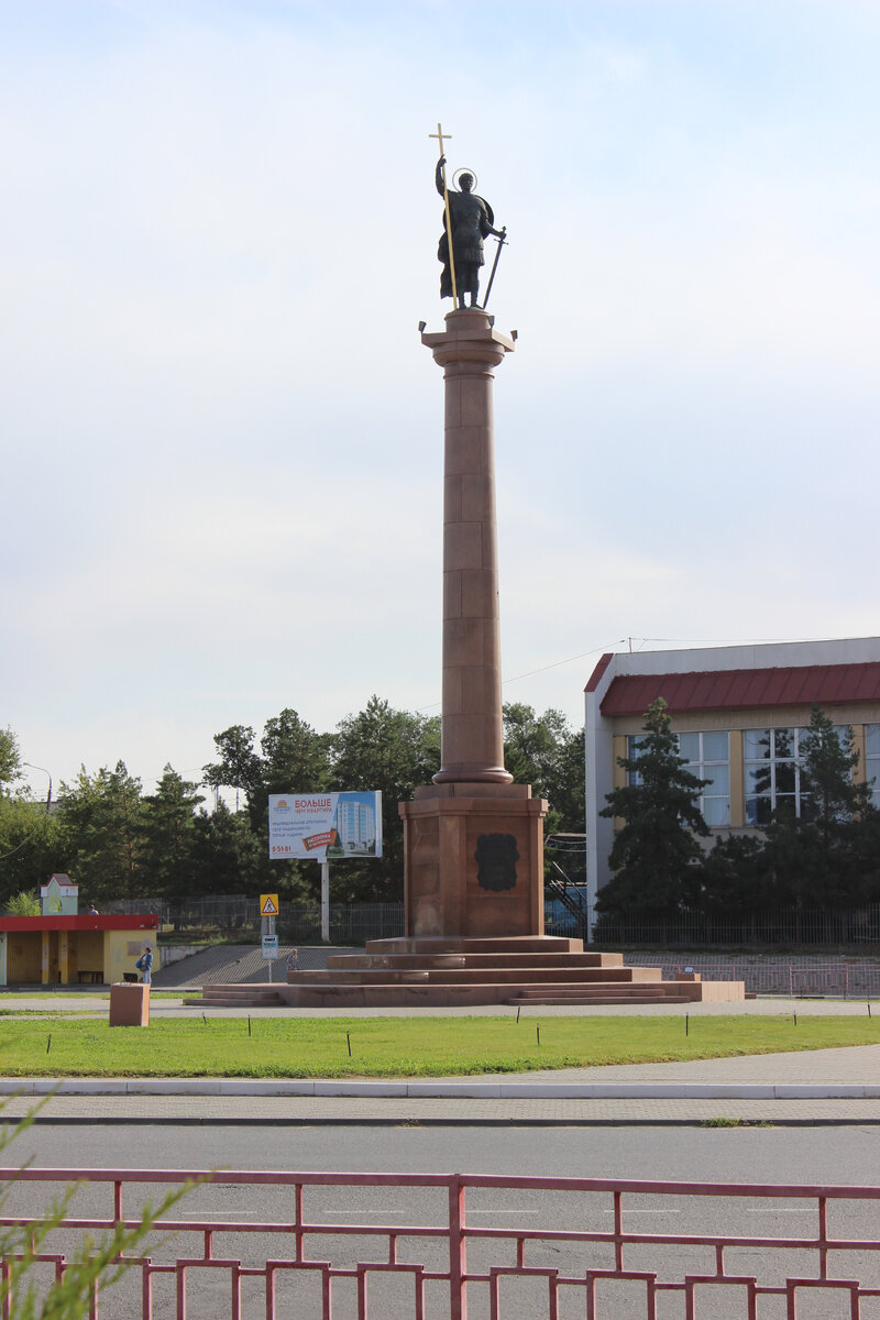 Фото автора. Памятник святому.
