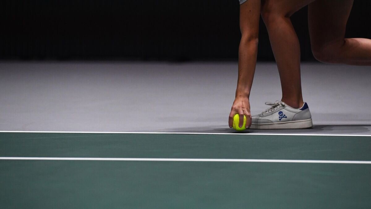    Теннисный мяч в руке болбоя© РИА Новости / Владимир Песня