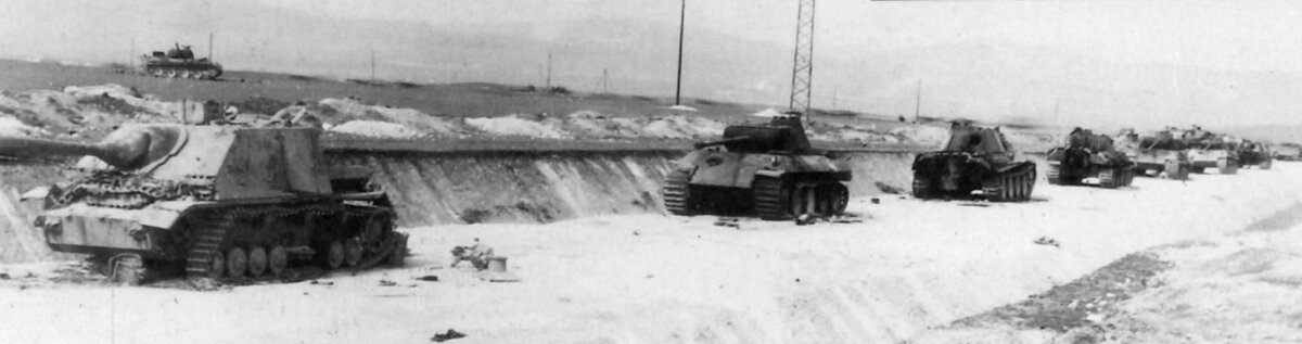 Один из снимков той самой колонны, о которой идёт речь в статье. На заднем плане видна "Пантера" №79. На обочинах дороги виднеются кучи доломита.