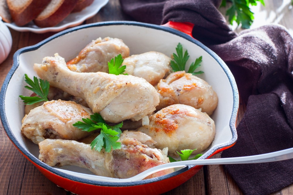 Голень куриная на сковороде рецепт. Голень куриная. Куриные голени на сковороде. Голень куриная на сковороде с подливкой. Голень куриная фото