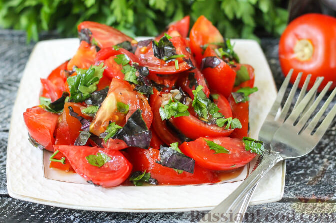 Овощной салат с бальзамическим уксусом из огурцов и помидоров