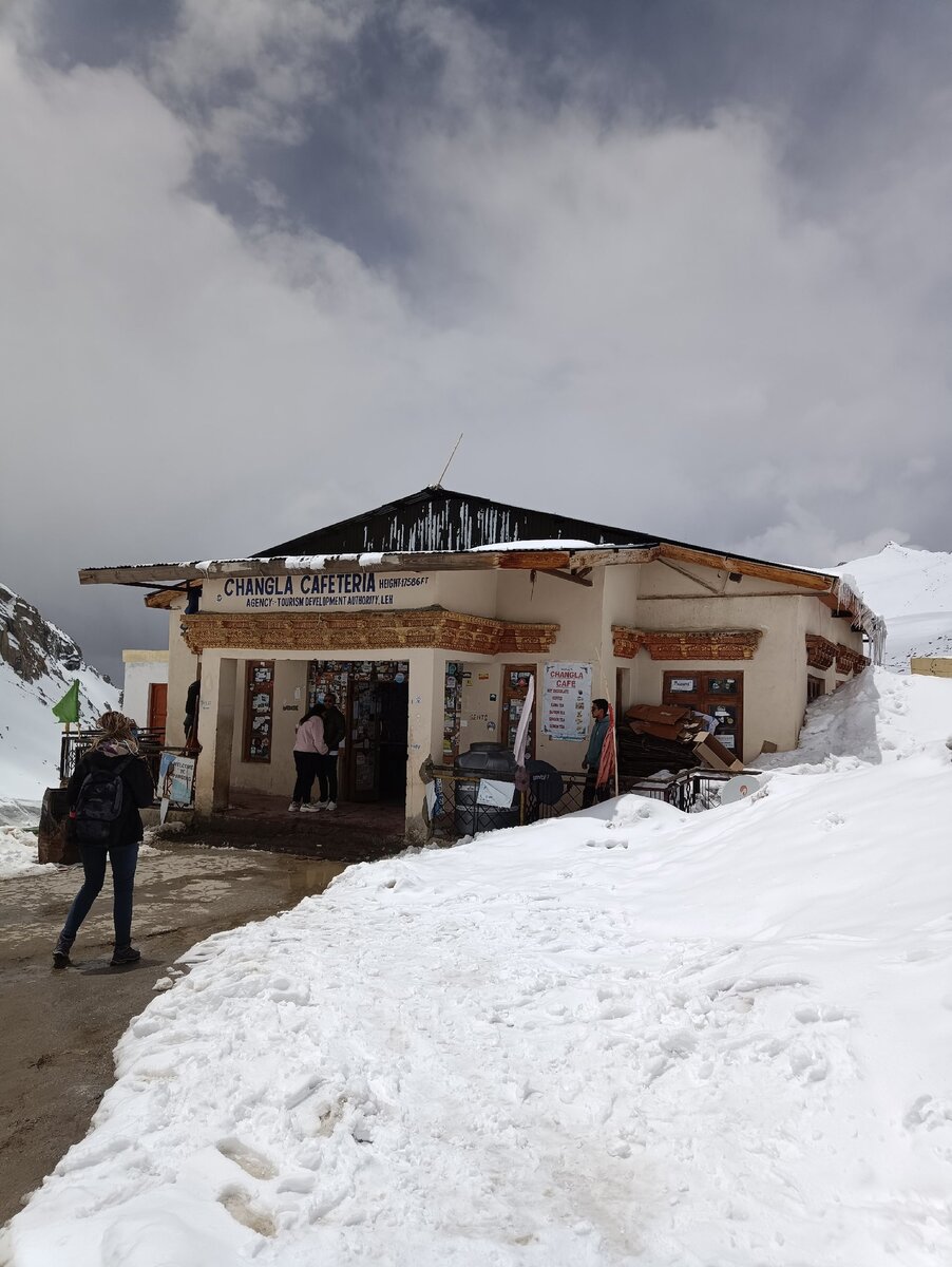 Так выглядит одно из самых высокогорных кафе в мире. На перевале Чанг-Ла. Фото автора
