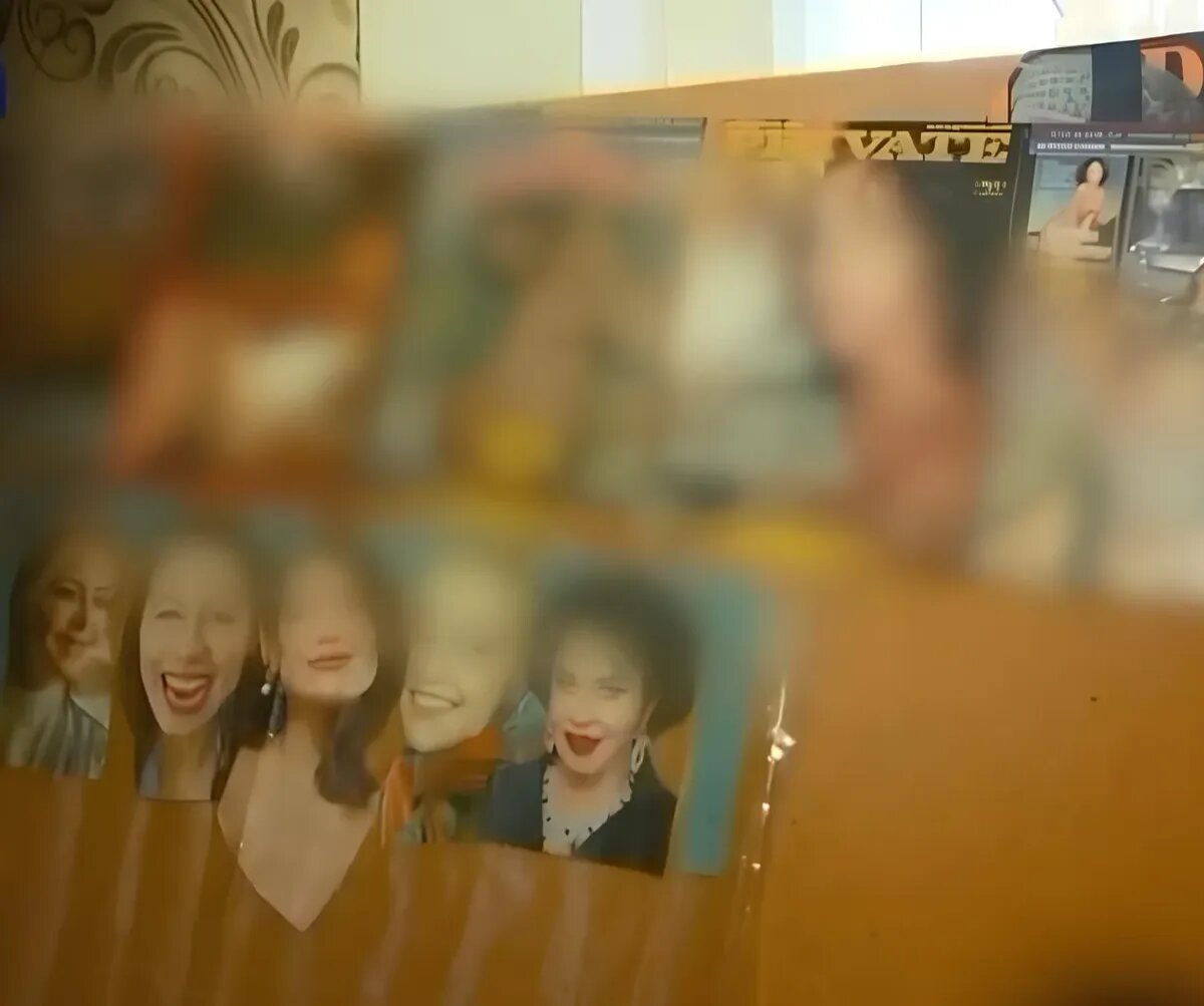 На стенах висят странные картинки. Фото: кадр из видео