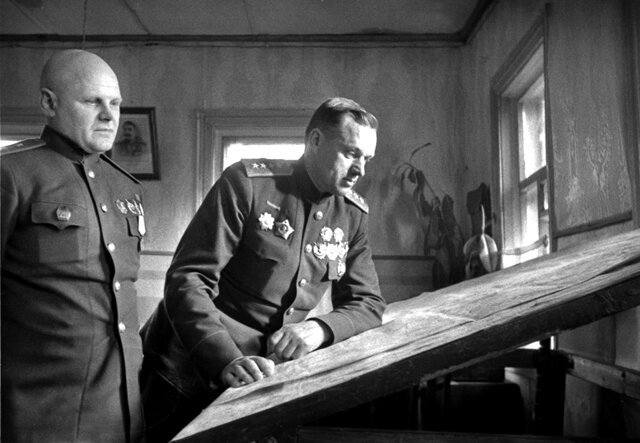    В штабе Центрального фронта командующий К. К. Рокоссовский и член Военного совета К. Ф. Телегин