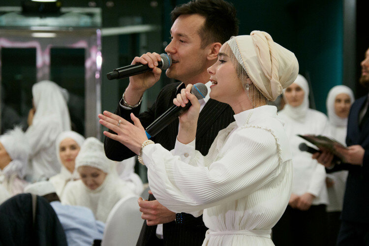  «Я, конечно, ничего не ожидала, просто выставила пост с моим субъективным мнением, где описала вещи, которые, на мой взгляд, не должны происходить на мероприятиях подобного рода. Мне начали звонить, высказывать недовольство. В общем, нервы потрепали изрядно, я даже заплакала» Фото: «БИЗНЕС Online»