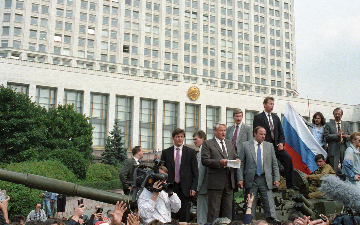 Президента ссср в августе 1991 г. Борис Ельцин августовский путч. Ельцин белый дом 1991. Путч 1991 Руцкой. Ельцин на танке 1991.