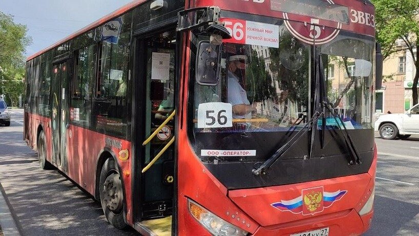    Начиная с 14 августа, трое автобусных маршрутов в краевом центре — № 34, № 56 и № 61С, возобновили свою работу. Они теперь следуют по улицам Московской и Ким Ю Чена. Пассажиры могут сесть или выйти на остановках «Дом одежды» (маршруты № 34, 61С) и «Заря» (маршрут № 56).
