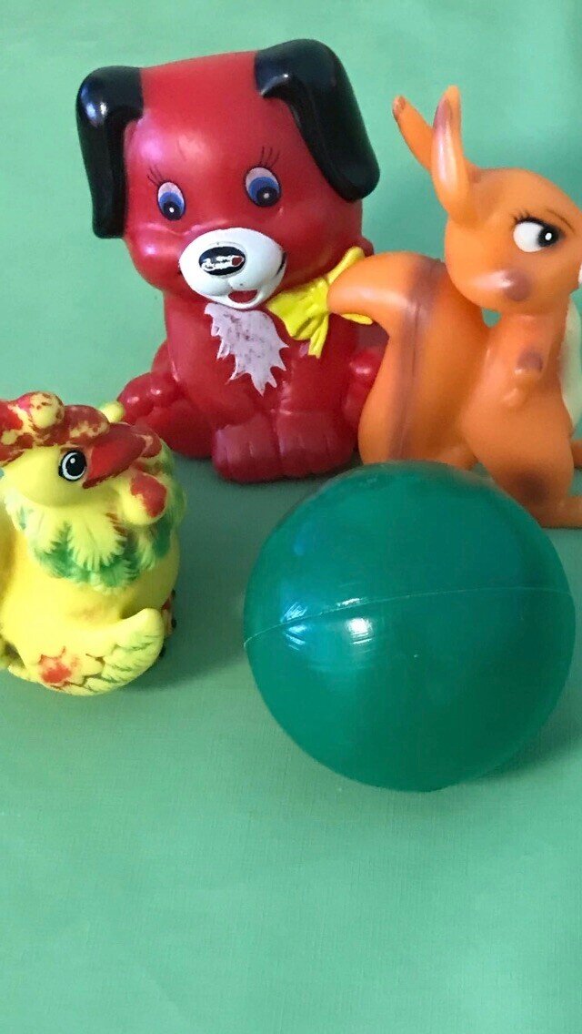 Многие родители жалуются на то, что семейные прогулки влетают им  в копеечку. Одна мама как-то пожаловалась мне:  - Не понимаю, как люди справляются, гуляя по парку с двумя или с тремя детьми? Тут на одного-то столько денег уходит! 
Да, так оно и есть. Поход в городской парк, действительно, удовольствие не такое дешёвое, как это может показаться. Мороженное, сладкая вата, аттракционы и различные безделушки. За целый день мамам и папам приходится выложить не малую сумму, чтобы развлечь своего отпрыска. И вот в чём парадокс, на одного карапуза денег уходит больше, чем на двоих или троих.  
Так в чём же причина? Давайте, дорогие родители, сразу отбросим глупый стереотип, что единственный ребёнок более избалован и потому, просит больше, чем дети из многодетных семей. Не будем обсуждать и высокие цены, всё равно, ничего с этим мы поделать не сможем. Да и дело-то ни в том и ни в другом. Дело в нас – во взрослых, в нашем неумении расслабляться, наслаждаться моментом здесь и сейчас, с головой погружаться в радость, как это делают дети. Мы тащим за собой груз наших проблем на прогулку с ребёнком, находясь мыслями на работе, на лестничной площадке со сварливой соседкой, в банке, в магазине, у экрана телевизора, но никак  не с ребёнком. И карапуз это интуитивно чувствует. 
Мама ведёт за ручку пятилетнего сынишку, оживлённо разговаривая с супругом, в руке малыша, только что купленный воздушный шарик. Весьма пасторальная картинка, не правда ли? Однако, всё не так радужно, как может показаться на первый взгляд. Что обсуждают мама и папа? Политику, цены в магазине, неприятности на работе, фронт работ на даче, грядущий ремонт и так далее. Ребёнку скучно и обидно, он и с ними, но и не с ними одновременно. Малыш чувствует себя лишним, и прогулка по парку ему уже не в радость. И если дома он растворяется в сюжете мультика или в компьютерной игре, то в парке, когда его ведут за руку, ребёнку деться некуда. И тогда, малыш начинает привлекать родительское внимание, дабы убедиться, что о нём не забыли, пытаясь доказать самому себе, что он всё-таки нужен своим родителям. Просит то сладкую вату, то леденец, то шарик, который, вполне возможно, ему и не нужен вовсе. Родители же, на том же интуитивном уровне, ощущая, что прогулка выходит не такой, как бы им хотелось, что ребёнок недоволен, покупают требуемое и вновь возвращаются к обсуждению, просмотренных по телевизору новостей, ремонту, работе. В итоге, после подобных прогулок, семья возвращается домой усталая, недовольная и с пустым кошельком, в отличии от семей, где воспитываются двое или трое детей. Ведь в таких семьях, малыши общаются друг с другом, им не скучно, не обидно, они просто получают удовольствие от самой прогулки. 
Так что же делать? 
Во-первых – отправляясь на прогулку с ребёнком, оставьте на эти несколько часов тягостные мысли. Постарайтесь расслабиться.
Во- вторых – решите с супругом, куда, на какие аттракционы поведёте малыша, в каком именно кафе пообедаете, что купите ребёнку. Подобный план поможет вам сэкономить бюджет. 
В-третьих – если уж вы решили провести этот день с семьёй, значит и участвовать в разговоре должна вся семья, никто не должен быть обделён общением. Говорите с ребёнком. Живо интересуйтесь, понравилось ли ему катание на лошади? Какое мороженное ему нравится больше, шоколадное или клубничное? Расскажите о своём детстве. В общем, говорите с ребёнком, а не между собой. В конце концов, представьте себя на его месте. Компания что-то живо обсуждает, а вы сидите в уголке, совершенно не разбираясь в теме, и никому даже в голову не приходит поинтересоваться, комфортно вам или нет. То же самое испытывает и ваш ребёнок. 
Ну, а сейчас сказка.  
Мальчик- невидимка
Каждую субботу, Игорь и Таня, взяв с собой пятилетнего Олежку, шли в парк на прогулку. Коллеги и знакомые, встретив их на одной из парковых аллей, умилялись:
- Ах! Какая красивая и дружная семья! Все так нарядно одеты! 
Таню грели их улыбки, и настроение её подпрыгивало на несколько делений вверх. Игорь же, ворчал и хмурился. Ему казалось, что он, слоняясь между тополей, вдыхая запах попкорна и сладкой ваты, бездарно тратит время. Да и постоянные просьбы Олежки уже начинали порядком надоедать. То сынишка просил мороженное, то хотел покататься на машинке, то требовал шарик, который потом мог забыть на одной из лавочек. А сколько уходило денег на подобные развлечения! 
Вот и в этот раз, они всей семьёй чинно прогуливались по аллее. Олежка размахивал блестящим шариком на пластиковой палочке, крутя головой по сторонам, а Игорь и Татьяна обсуждали грядущий ремонт.
- Думаю, кафель нужно покупать бежевый, - говорила Таня. – Я у Лиды Семёновой видела, очень хорошо смотрится.
- Достал уже твой бежевый, - бурчал Игорь. – На кухне обои бежевые, в спальне тоже. Что, других цветов на свете не существует?  
- Просто к бежевому любая мебель подойдёт, - продолжала спорить Таня.
- Мама! – вскрикнул Олежка, указывая рукой на разноцветную тележку с мороженным. – Хочу шоколадное! Мам, купи! 
Игорь и Таня раздражённо вздохнули. Опять затраты! А ведь сегодня сыну уже была куплена сладкая вата, лимонад, который он даже не допил до конца, маска медведя и шарик, раздражающе  блестящий на солнце. И это не говоря о всех аттракционах, на которых сын прокатился. А ему всё мало, всё он канючит и просит. 
Супруги переглянулись, решив не обращать внимания на просьбу ребёнка. Всё! Хватит! Программу они на сегодня выполнили.
- Может лучше голубой? – продолжил дискуссию Игорь.
- Как у матери твоей?! – взвилась Таня.- Не хочу я за ней повторять. Скажет ещё, что у меня своей точки зрения нет.
- Мороженное, - вновь проскулил Олежка. – Шоколадное!
Игорь и Таня вновь не обратили внимания. 
- Ну бордовый тогда, - предложил другой вариант отец семейства. – Очень богато смотреться будет.
- Слишком тёмный, - не соглашалась Таня. – Будет пространство сужать.
- Мороженное! – ещё громче протянул ребёнок. 
Однако, родители продолжали делать вид, что не слышат и не видят сына.  Спорили о цвете кафеля, обсудили старшую по дому Тамару Петровну, поругали начальство на работе, возмутились нынешними ценами и, наконец, с облегчением решили, что пора возвращаться домой.  И только Таня хотела объявить об этом Олежке, как увидела, что мальчика рядом нет. 
Принялись звать сына, но тот не откликался. 

- Ну я ему покажу! – бушевал разъярённый отец. – Он у меня получит! 
- А может, его украли! – плакала Татьяна.
 Встревоженные родители заглянули за каждый куст, в каждый домик, подбегали к людям, спрашивая, не встречался ли им мальчик в красной футболке с шариком в руке. Люди удивлённо вскидывали брови и указывали куда-то за спину. Игорь и Таня с надеждой поворачивались, но никого не видели.  В итоге, Игорь и Татьяна отправились в полицейский участок.
- Не морочьте мне голову, граждане! - рявкнул на них угрюмый усатый полицейский. – Ваш ребёнок стоит рядом с вами.
Родители оглянулись, но никого не увидели.
- Вы издеваетесь? – едва сдерживая гнев спросил Игорь. – Нет рядом никого. Вам просто не хочется искать нашего ребёнка!
- Пожалуйста! – заливалась слезами Таня. – Найдите нашего мальчика!
- Прекратите валять дурака! – полицейский побагровел от негодования. – Я же чётко вижу рядом с вами мальчика в красной футболке и с шариком в руке. Что за хулиганство! Извольте покинуть помещение! 
Супруги вышли на улицу. День уже клонился к вечеру, прохожие спешили по домам, гудели, проносясь по дороге, машины, светились вывески магазинов. Всё, как всегда, лишь не было Олежки.
- А если бы мы купили ему мороженное?- спросила Таня мужа. – Исчез бы Олежка?
Игорь лишь тяжело вздохнул.
- Не в мороженном дело, - проскрипел рядом какой-то старик с длинной седой бородой. – Дело в вашем отношении к ребёнку.
- Кто вы такой? – строго спросил Игорь. –И что вы вообще можете знать? Мы покупали сыну всё, что он попросит. Мы гуляли с ним каждую субботу. Разве этого недостаточно? 
- Простите, я забыл представиться, - спокойно произнёс старик. – Я- мудрец, прихожу к тем, кто запутался, кто хочет всё исправить, но не может. И я готов помочь вам, если вы готовы меня выслушать. 
- Конечно готовы! – воскликнула Татьяна. 
- Итак, дорогие мои, вашему малышу не нужны были ни воздушные шары, ни конфеты, ни игрушки. Он нуждался в вас, в вашем внимании. Однако, вам было легче купить ему кулёк конфет и дальше обсуждать свои взрослые дела. Вы не замечали ребёнка, а когда он заявлял о себе, просто откупались от него игрушками и сладостями, лишь бы он вновь стал невидимым. И вот, ваше желание сбылось, вы не видите и не слышите своего сына, для вас он исчез.  
- Так что же нам делать! – в отчаянии вскрикнули супруги. – Как нам вернуть своего мальчика? 
- Дать ему то, в чём он нуждался всё это время, разумеется, - усмехнулся старик и исчез.
- И в чём он нуждался? – крикнул Игорь, но ему никто не ответил.
Мужчина в сердцах пнул мусорную урну. Он подумал о том, как было бы здорово, махнуть с Олежкой на рыбалку, научить пацана насаживать червя на крючок, следить за поплавком, а потом вытягивать пойманную рыбу. А как, наверное, чудесно было бы собрать с ним железную дорогу, уже целый год валяющуюся на антресоли без дела, и пустить по ней паровоз. И почему он этого не делал раньше?  Почему, вместо того, чтобы поиграть с малышом, покупал ему новую игрушку, вместо разговора, сажал смотреть мультики?  
В мысли Игоря ворвалась песня. Таня пела весёлую песенку, которую Олежка очень любил. И очертания сына начали потихоньку проявляться в душном городском сумраке. Пока бледные, едва различимые, но Игорь и Таня поняли, что они на правильном пути. После того, как жена окончила петь, Игорь принялся рассказывать о том, как, будучи ребёнком, отдыхал в деревне у бабушки, и как за ним погнался гусь. И чем больше супруги говорили и смеялись, тем ярче прорисовывалась фигурка их сына. 
